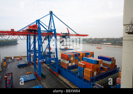 Container an Bord eines angedockten Containers warten auf die Entladung am Terminal Burchardkai im Hamburger Hafen. Stockfoto