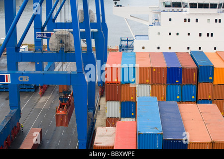 Container an Bord eines angedockten Containerschiff erwarten um entladen werden. Stockfoto