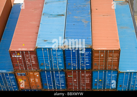 Container an Bord eines angedockten Containerschiff erwarten um entladen werden. Stockfoto