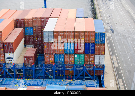 Container an Bord eines angedockten Containerschiff erwarten um entladen werden. Stockfoto