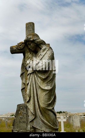 Statue mit Kreuz Stockfoto