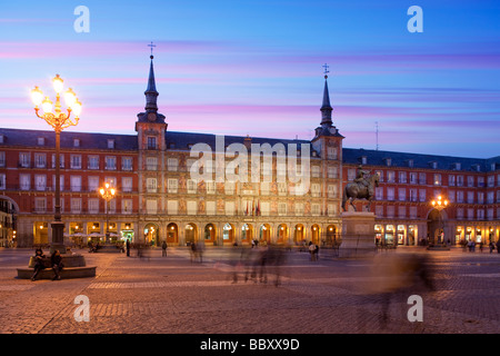 Plaza Mayor beleuchtet mit Straßencafés, Madrid, Spanien Stockfoto