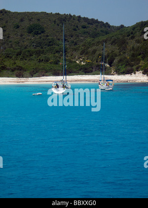 Yachten vor Anker abseits die Insel von Anti-Paxos-Griechenland Stockfoto