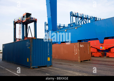 Ein Straddle Carrier LKW bereitet sich auf ISO-Container in Container-terminal von Dockside Terminals weiter bewegen. Stockfoto