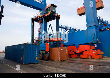 Ein Straddle Carrier LKW zieht ISO-Container vom Hafen Terminals weiter in Container-terminal. Stockfoto