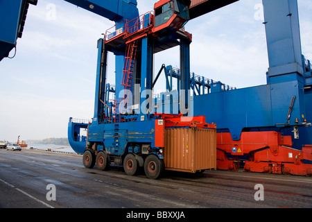 Ein Straddle Carrier LKW zieht ISO-Container vom Hafen Terminals weiter in Container-terminal. Stockfoto