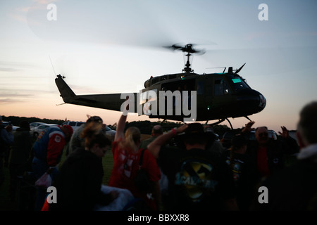 Eine Vietnam-Ära Huey restauriert von amerikanischen Huey 369 fliegt in der Abenddämmerung im Jahr 2007. Stockfoto