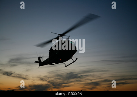 Ein restaurierte UH - 1H Huey Hubschrauber landet auf einer Landezone, LZ, während ein Vietnam-Veteranen-Wiedersehen in der Nähe von Kokomo, Indiana. Stockfoto