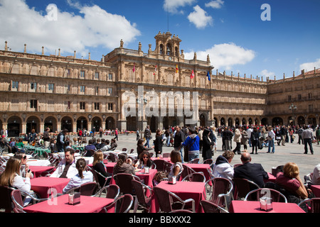 Plaza Mayor angesehen über Straßencafés, Salamanca, Spanien Stockfoto