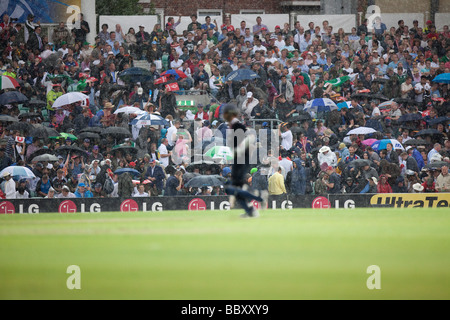 Paul Collingwood verlässt das Feld aufgrund von Regen England V West Indies - ICC Twenty20 World Cup Super Eights Spiel im Oval. Stockfoto