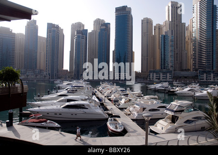 Eine beeindruckende Reihe von Boote betrachtet aus Dubai Marina Yacht Club Stockfoto