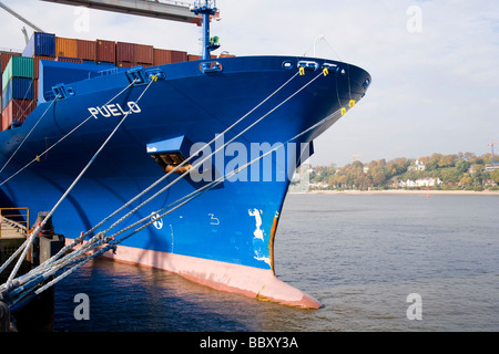 Ein Containerschiff angedockt und festgemachten wartet in einem Container-Hafen entladen werden. Stockfoto