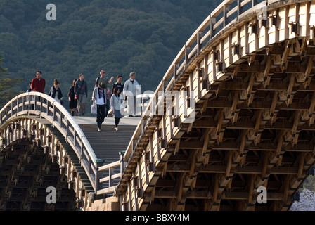 Die berühmtesten klassischen traditionellen Bogenbrücke in Japan ist die Kintai-Brücke oder Kintai in Iwakuni Überquerung des Flusses Nishiki Stockfoto