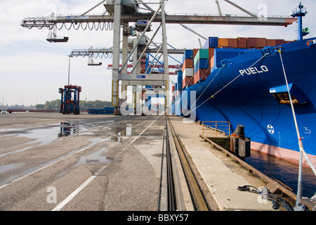 Ein Containerschiff angedockt und festgemachten wartet in einem Container-Hafen entladen werden. Stockfoto