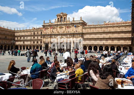 Plaza Mayor angesehen über Straßencafés, Salamanca, Spanien Stockfoto