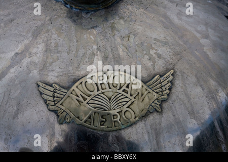 Morgan Aero Auto Detail Emblem auf Motorhaube Stockfoto