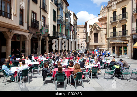 Plaza Mayor angesehen über Straßencafés, Salamanca, Spanien Stockfoto