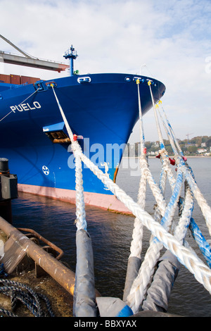 Ein Containerschiff angedockt und festgemachten wartet in einem Container-Hafen entladen werden. Stockfoto