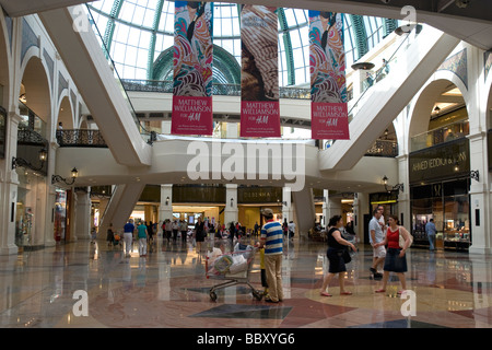 Zentrales Atrium von der riesigen Mall of the Emirates in Dubai Stockfoto