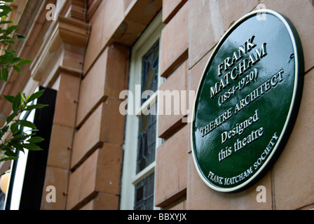 Gedenktafel an der Richmond Theater, Richmond, Surrey England, die besagt, dass das Theater von der renommierten frank Matcham entworfen wurde Stockfoto