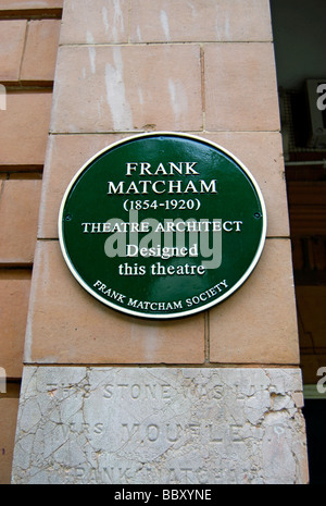 Gedenktafel an der Richmond Theater, Richmond, Surrey England, die besagt, dass das Theater von der renommierten frank Matcham entworfen wurde Stockfoto