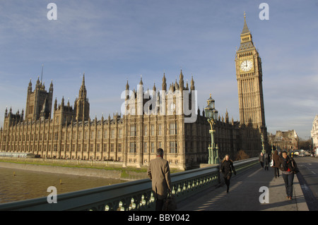 Houses of Parliament und Big Ben gesehen von der Westminster Bridge in der Morgensonne, London, UK Stockfoto