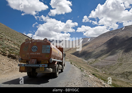 LKW auf der Manali-Leh-Straße. In der Nähe von Taglang La Pass (5328m). Ladkah. Indien Stockfoto