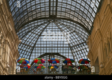 Einkaufszentrum GUM Interieur mit Glasdach in Moskau Stockfoto