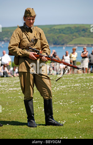 eine zweite Weltkrieg Russische Soldatin bei einer militärischen Veranstaltung in Cornwall, Großbritannien Stockfoto