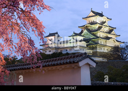 Im Frühjahr ist die berühmteste Burg in Japan Himeji Castle auch bekannt als die weiße Reiher oder Shirasagi Burg beleuchtet. Stockfoto