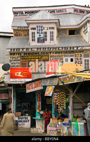 Traditionelle Läden in einer Kleinstadt in Srinagar, Jammu Straße Stockfoto