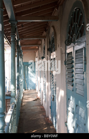 Die Veranda eines traditionellen indischen Haus in Chennai, Indien. Der Balkon in den Innenhof. Stockfoto