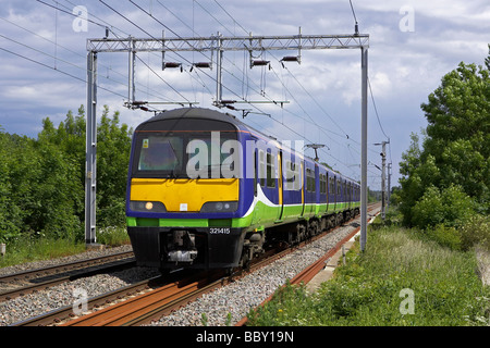 London Midland Klasse 321 Nr. 321415 bildet einen London Birmingham NS-Service gesehen Durchreise Kirche Brampton auf 16 06 09 Stockfoto