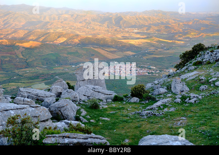 Blick vom Kalksteinformationen im Naturpark El Torcal auf fernen Berge und Tal Andalusien Spanien Stockfoto