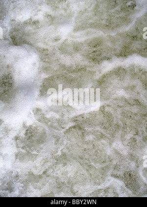 Wasser, Schaum vor Wehr Stockfoto