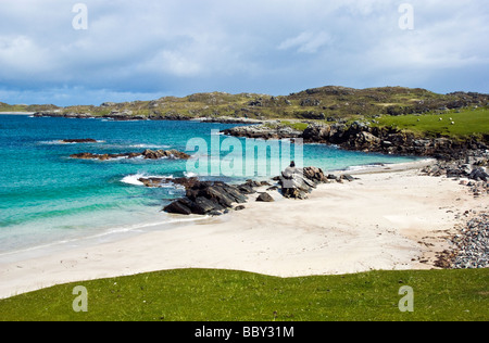 Sandstrand direkt unterhalb des Hauses Eisenzeit am Great Bernera an der westlichen Küste von Lewis in die äußeren Hebriden in Schottland Stockfoto