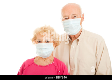 Besorgt älteres paar chirurgische Masken zum Schutz vor einer Epidemie isoliert Stockfoto