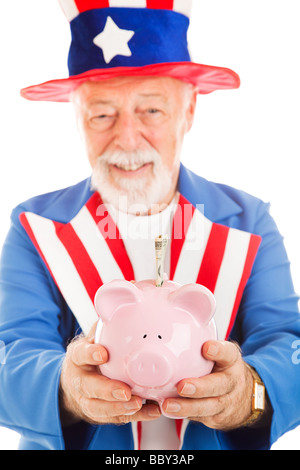 Nahaufnahme von Uncle Sam s Hände, als er ein Sparschwein mit 20 Dollarschein in ihr Fokus auf das Schwein hält Stockfoto