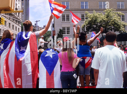 Puerto-ricanische Tagesparade in New York City. Auf der Fifth Avenue USA beobachten die Zuschauer Paradefeiern, die jubeln und die Flaggen schwenken. Puerto Rico Festival. NEW YORK CITY Stockfoto