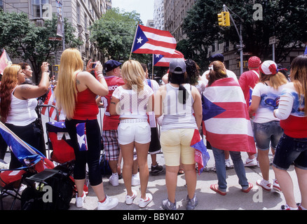 Menschenmassen, viele übergewichtige Menschen, beobachten Puerto Rican Day Parade in New York City. Eine multikulturelle ethnische Veranstaltung auf der 5th Avenue Stockfoto