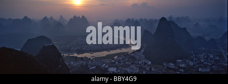 Luftaufnahme des Sonnenaufgang über Yangshuo, Guilin, China Stockfoto