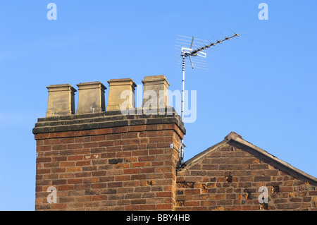 TV-Antenne montiert auf Haus Schornstein. Stockfoto