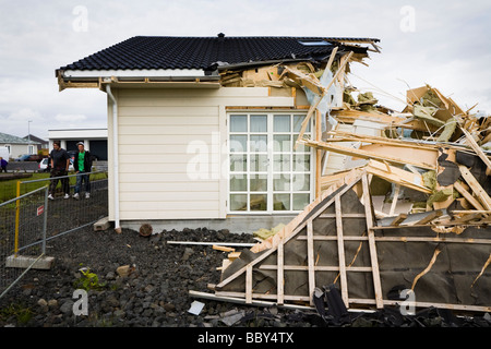 Hauseigentümer Tränen sein Haus nach unten, Island Alftanes Mittwoch Juni 17. Die Finanzkrise in Island wird seinen Tribut. Stockfoto