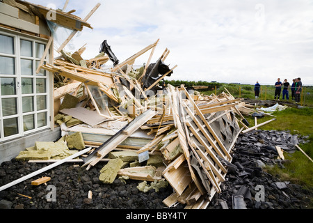 Hauseigentümer Tränen sein Haus nach unten, Island Alftanes Mittwoch Juni 17. Die Finanzkrise in Island wird seinen Tribut. Stockfoto