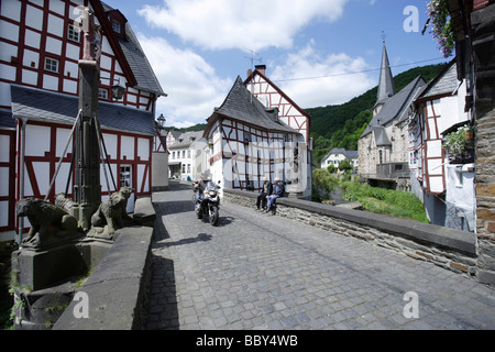 Fachwerkhäuser im Dorf Monreal, Landkreis Mayen-Koblenz, Rheinland-Pfalz, Deutschland, Europa Stockfoto