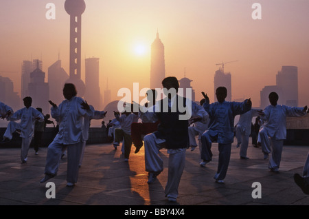 Chinesen darstellende Tai Chi in Shanghai Stockfoto