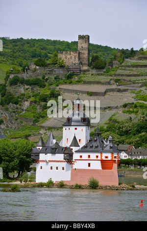 Burg Gutenfels Burg über dem Palast der Burg Pfalzgrafenstein in Kaub bin Rhein, Rheinland-Pfalz, Deutschland, Europa Stockfoto