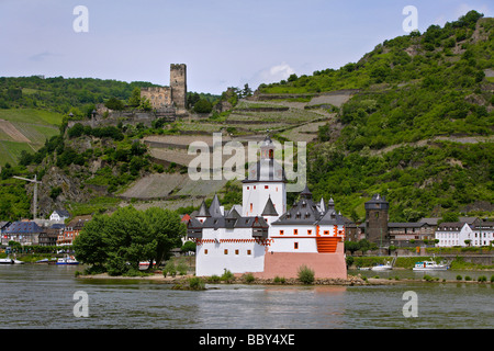 Burg Gutenfels Burg über dem Palast der Burg Pfalzgrafenstein in Kaub bin Rhein, Rheinland-Pfalz, Deutschland, Europa Stockfoto