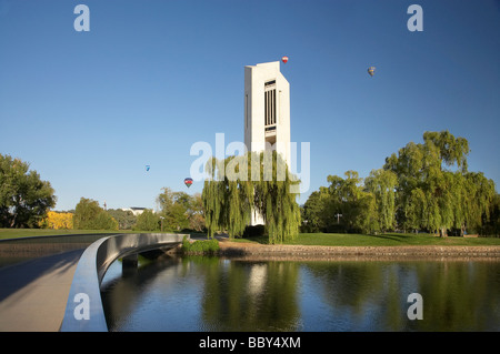 National Carillon Aspen Island und Heißluft Ballons Lake Burley Griffin Canberra ACT Australien Stockfoto