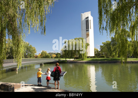 Touristen und National Carillon Aspen Island Lake Burley Griffin Canberra ACT Australien Stockfoto